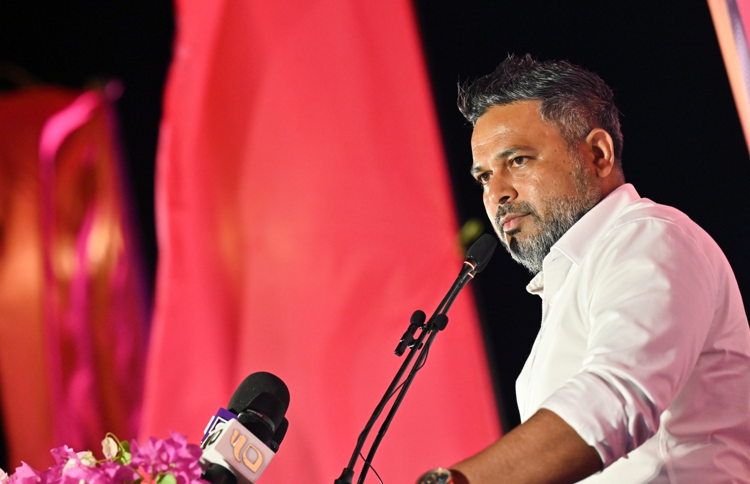 ޕީޕީއެމް/ޕީއެންސީގެ ރިޔާސީ ކެންޑިޑޭޓް ޑރ. މުހައްމަދު މުއިއްޒުގެ ރިޔާސީ ކެމްޕެއިނަށް ކ. ގުރައިދޫގަައި ބޭއްވި ޖަލްސާގައި ނައިފަރު ދާއިރާގެ މެމްބަރު އަހުމަދު ޝިޔާމް ވަނީ ސަރުކާރަށް ފާޑުވިދާޅުވެފައި-- ފޮޓޯ: ނިޝާން އަލީ | މިހާރު