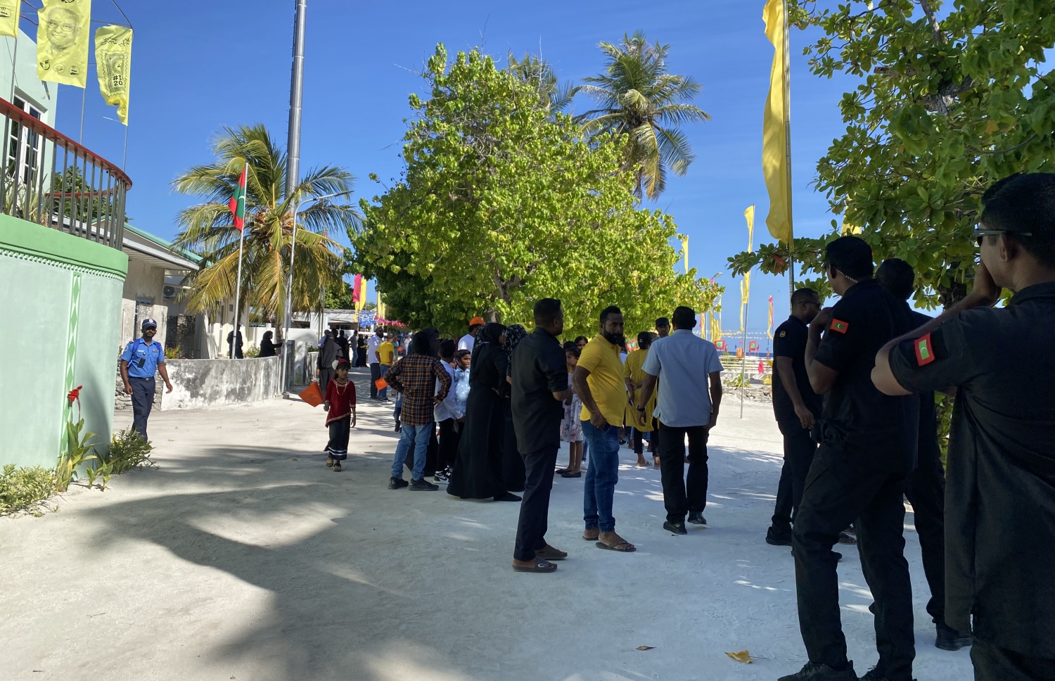 ފުޅަދޫ ބަނދަރު މަތީގައި ބަޔަކު މަޑުކޮށްލައިގެން.-- ފޮޓޯ: މިހާރު