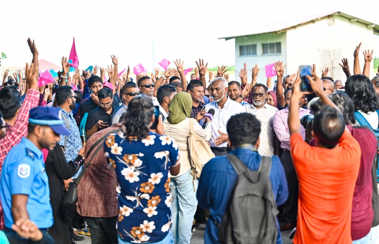 މުއިއްޒަށް މަރުހަބާ ކިޔަން އައްޑޫން ގިނަބަޔަކު ނުކުތް