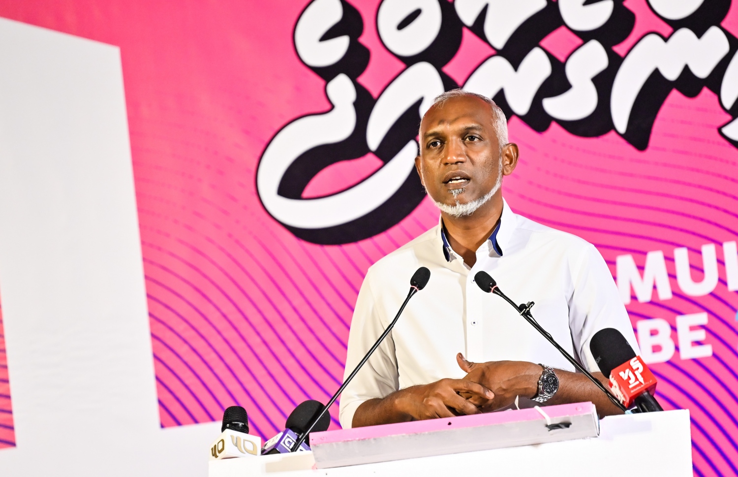 ޕީޕީއެމް/ޕީއެންސީގެ ޑރ. މުހައްމަދު މުއިއްޒުގެ ކެމްޕެއިނަށް ސ. ހިތަދޫގައި ބޭއްވި ޖަލްސާގައި އޭނާ ވާހަކަދައްކަވަނީ.-- ފޮޓޯ: ނިޝާން އަލީ | މިހާރު