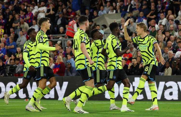 އާސެނަލް ފުއްދާލީ ޕެނަލްޓީއަކުން، އާޓެޓާ ހުރީ އުފަލުން