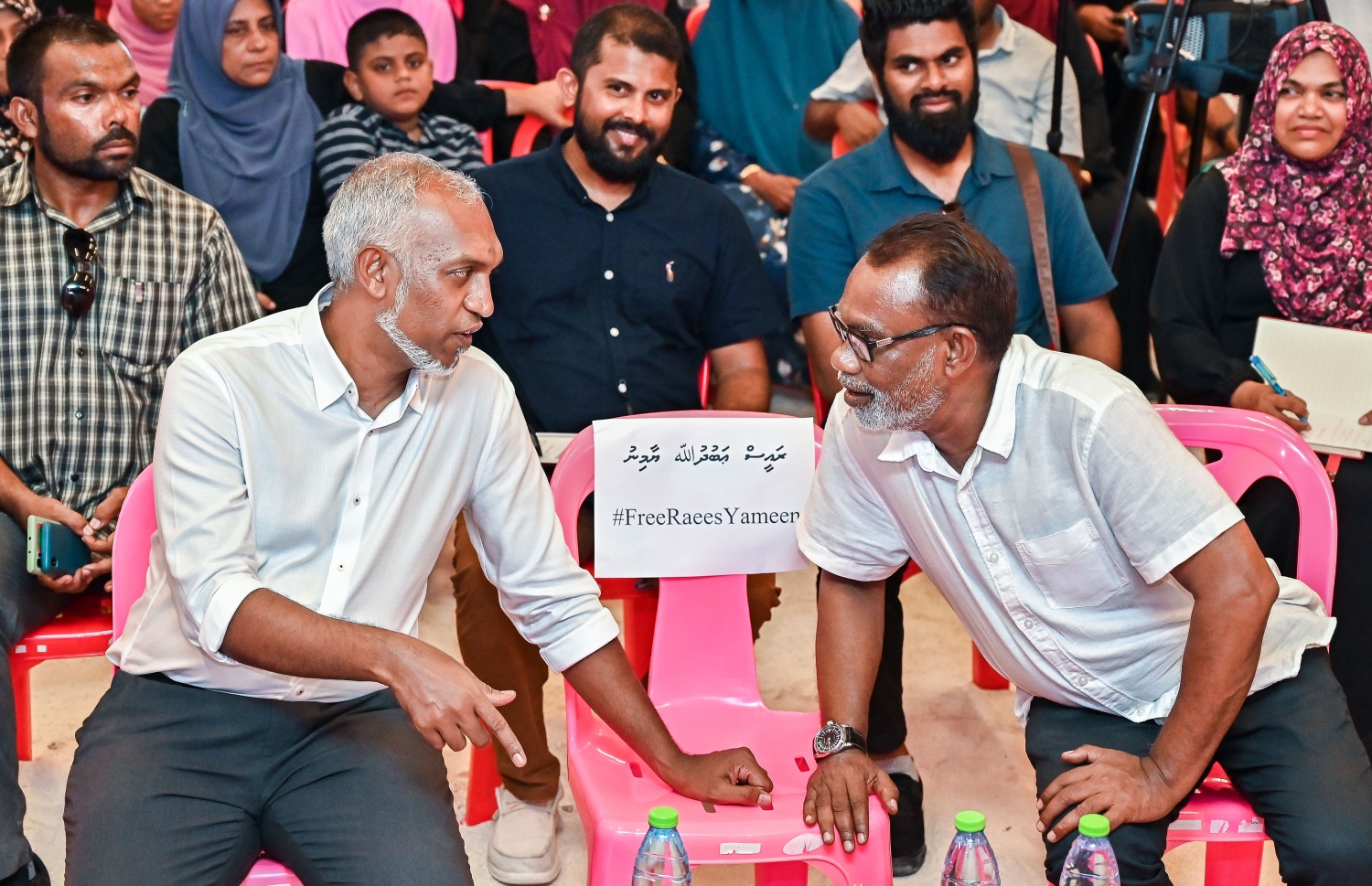 ރިޔާސީ އިންތިހާބުގެ ކެމްޕެއިންގައި ށ. މިލަންދޫގައި ބޭއްވި ޖަގަހަ ޖަލްސާގައި އޭރުގެ އިންތިހާބީ ކެންޑިޑޭޓް، ރައީސް ޑރ. މުހައްމަދު މުއިއްޒާއި މަޖިލިސް ރައީސް އަބްދުއްރަހީމް އަބްދުﷲ ވާހަކަދައްކަވަނީ.-- ފޮޓޯ: ފަޔާޒު މޫސާ | މިހާރު