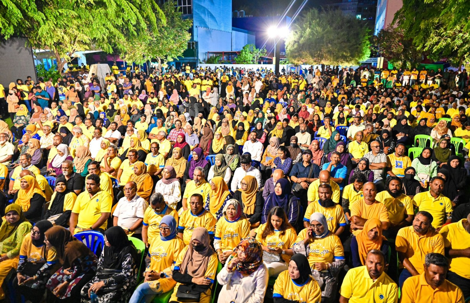 އެމްޑީޕީގެ ރިޔާސީ ކެންޑިޑޭޓް ރައީސް އިބްރާހިމް މުހައްމަދު ސޯލިހުގެ ކެމްޕެއިނަށް ސޯޝަލް ސެންޓަރުގައި ބޭއްވި ޖަލްސާގައި އާންމުން ބައިވެރިވަނީ.-- ފޮޓޯ: ނިޝާން އަލީ | މިހާރު