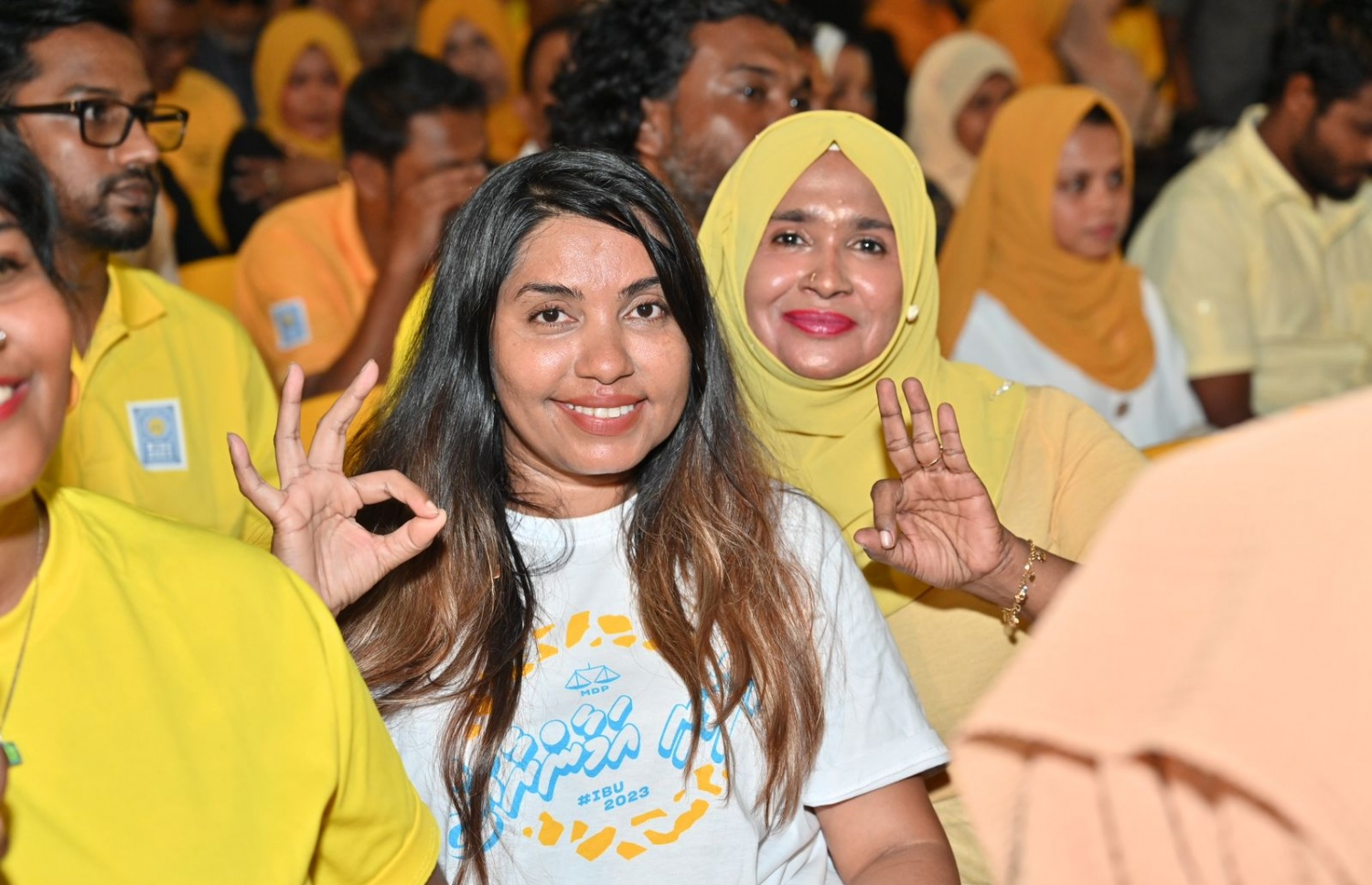 އެމްޑީޕީގެ ރިޔާސީ ކެންޑިޑޭޓް ރައީސް އިބްރާހިމް މުހައްމަދު ސޯލިހުގެ ކެމްޕެއިނަށް ސޯޝަލް ސެންޓަރުގައި ބޭއްވި ޖަލްސާގައި އާންމުން ބައިވެރިވަނީ.-- ފޮޓޯ: ނިޝާން އަލީ | މިހާރު
