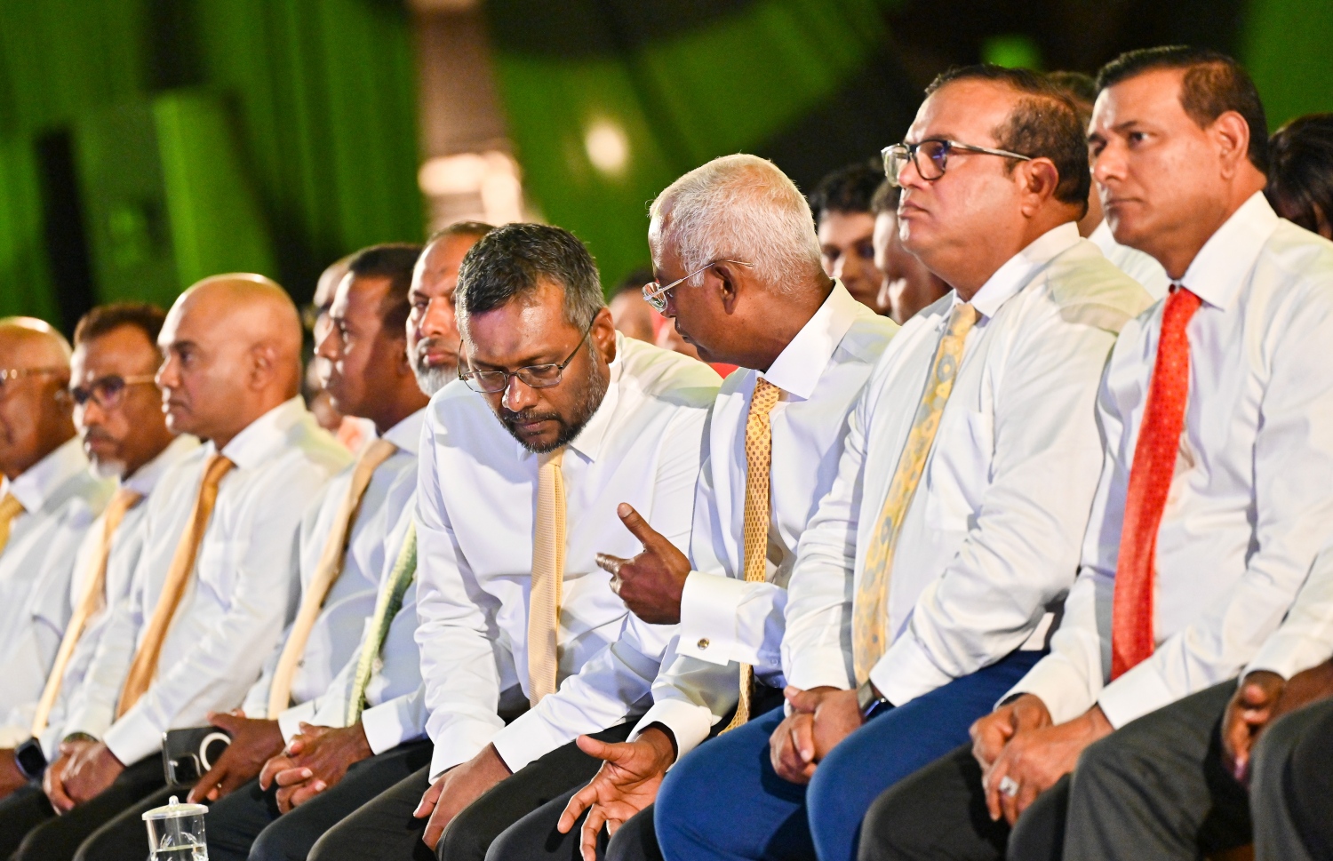 ރޭގެ ޖަލްސާގައި ރައީސް އިބްރާހިމް މުހައްމަދު ސޯލިހް، އިކޮނޮމިކް މިނިސްޓަރު ފައްޔާޒްއާ ވާހަކަ ދައްކަވަނީ. -- ފޮޓޯ: ނިޝާން އަލީ | މިހާރު