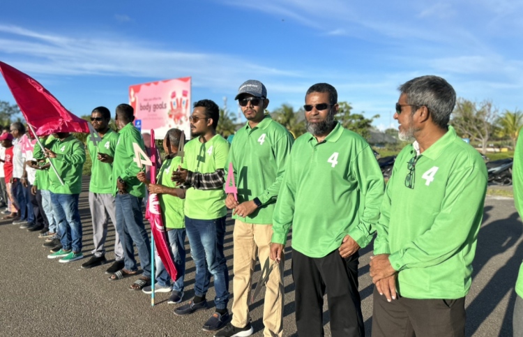 އަދާލަތުގެ ފައުންޑިން މެންބަރުންތަކެއް މުއިއްޒާ އެކު