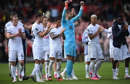Tottenham Hotspur's players celebrate with fans at the end of the English Premier League football match between Bournemouth and Tottenham Hotspur at the Vitality Stadium in Bournemouth, southern England, on August 26, 2023. -- Photo: Justin Tallis / AFP