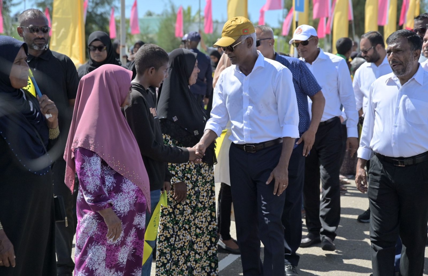 ރައީސް އިބްރާހިމް މުހައްމަދު ސޯލިހު ތ.ވިލުފުށީގެ ރައްޔިތުންނާ ސަލާމް ކުރަނީ-- ފޮޓޯ: ފަޔާޒް މޫސާ / މިހާރު