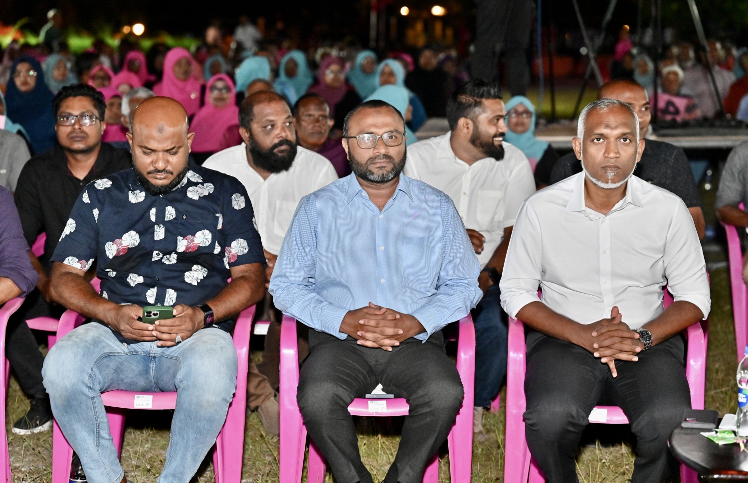 ތިނަދޫގައި ރޭ ބޭއްވި ޖަލްސާގައި މުއިއްޒާއި ޝަހީމް - ފޮޓޯ: ނިޝާން އަލީ | މިހާރު