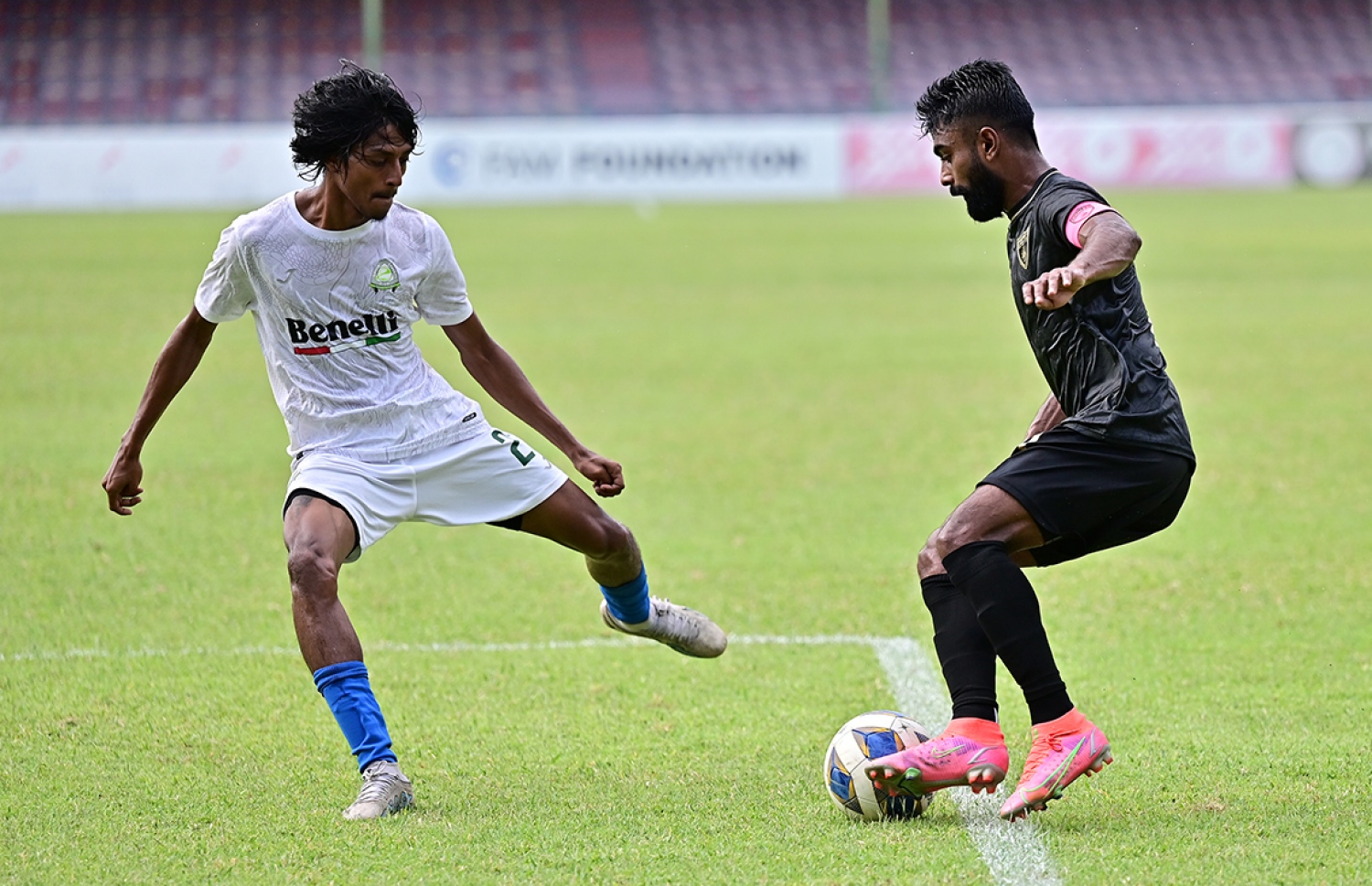 ގްރީންއާ ދެކޮޅަށް މިއަދު އީގަލްސް ކުޅުނު މެޗުގައި ރިޒޭ ބޯޅަ ހިފައިގެން ކުރިއަށް ދަނީ.-- ފޮޓޯ: ފަޔާޒް މޫސާ/ މިހާރު