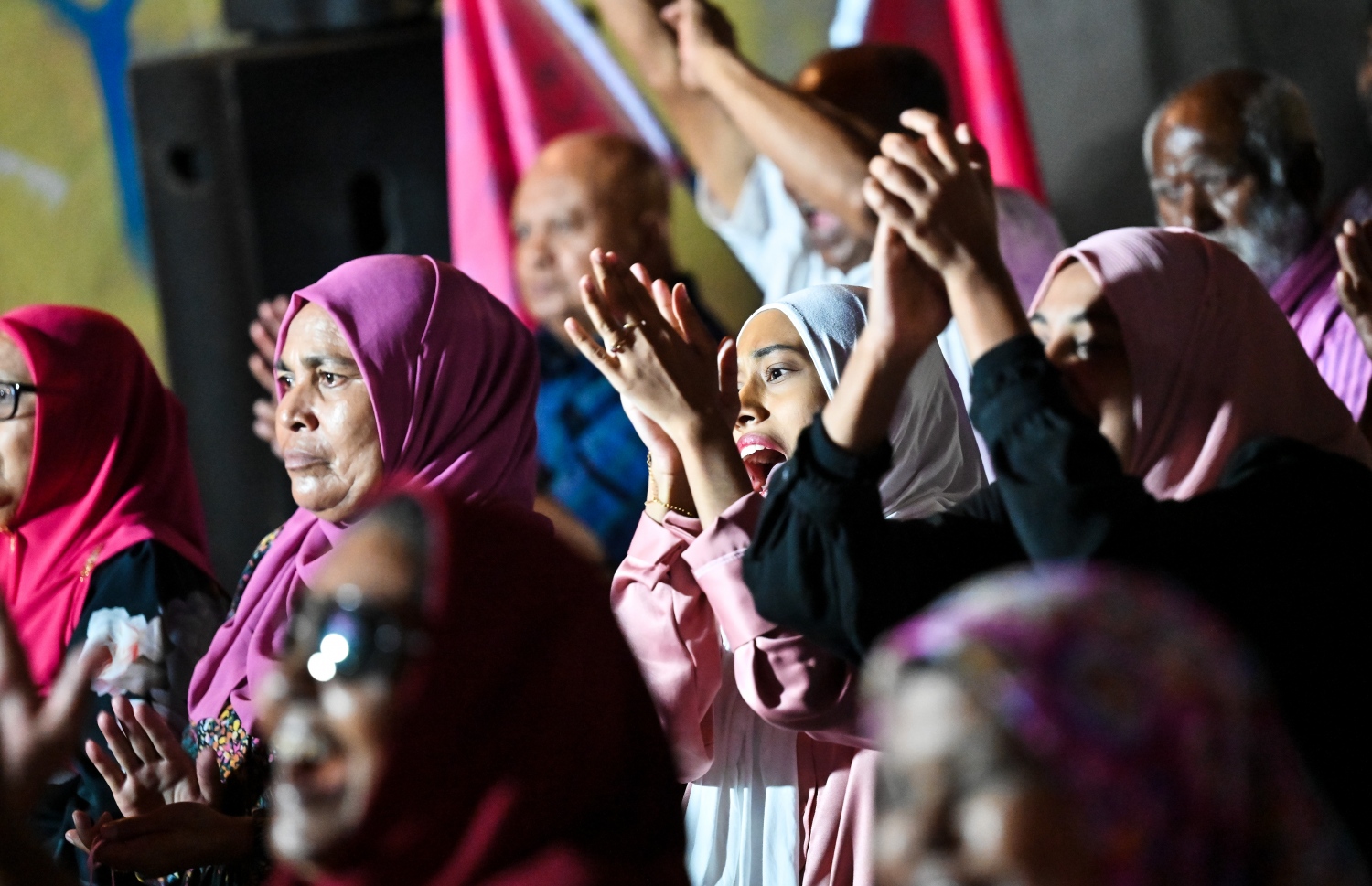 ވިލިނގިލީގައި މިރޭ ބޭއްވި މުއިއްޒުގެ ކެމްޕެއިން ޖަލްސާގެ ތެރެއިން: ކުޅިވަރުގެ ގިނަ ވައުދުތަކެއް - ފޮޓޯ: ނިޝާން އަލީ / މިހާރު