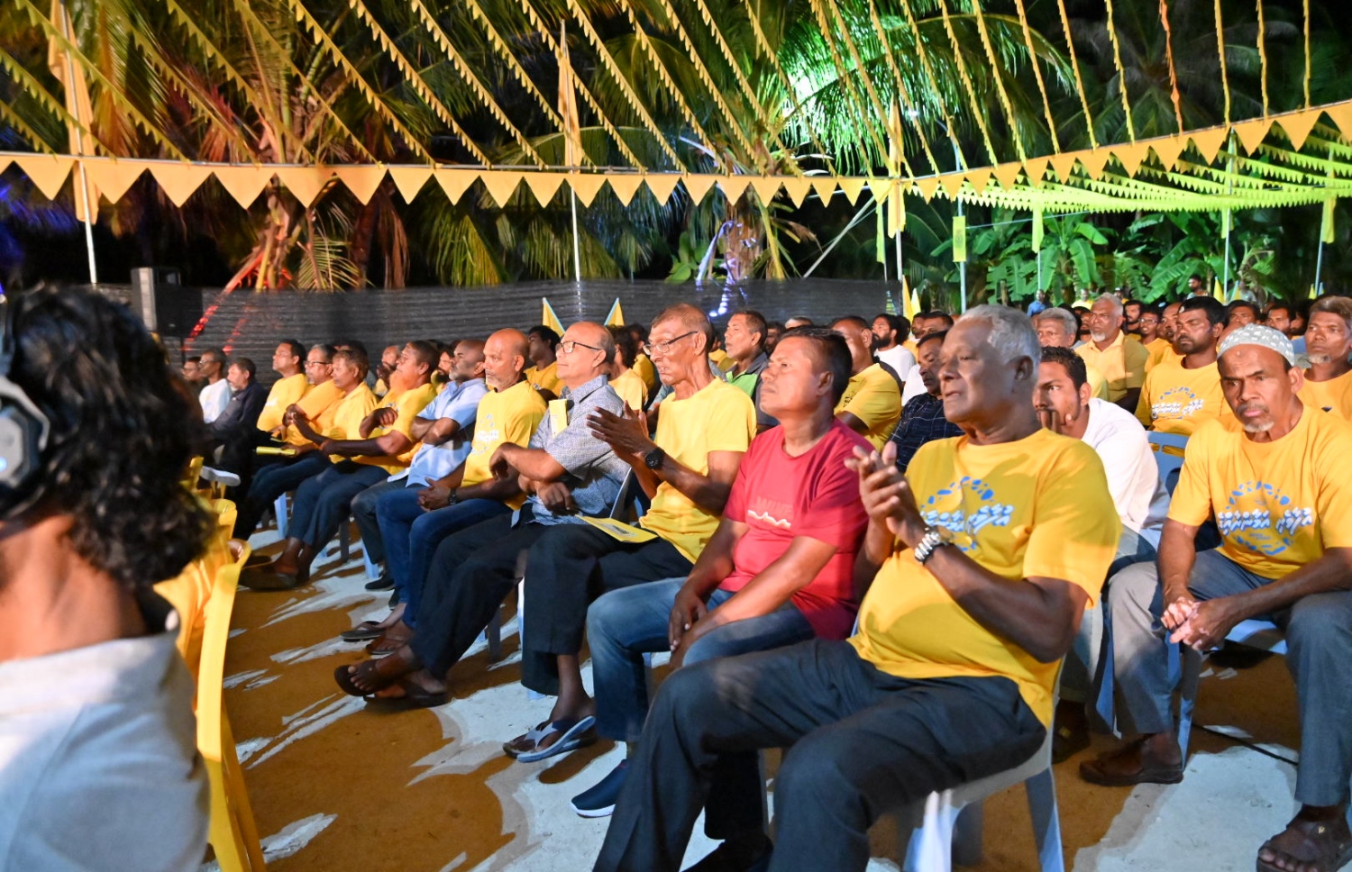 ގަމުގައި ބޭއްވި ޖަލްސާގައި އެ ރަށުގެ ބަޔަކު ބައިވެރިވަނީ: ގަމުގެ މަޝްރޫއުތައް ކޮވިޑާ ހެދި ލަސްވިޔަސް ޕްލޭނަށް އެއްވެސް ބަދަލެއް ނާންނަ ކަމަށް ވިދާޅުވި. -- ފޮޓޯ | އެމްޑީޕީ
