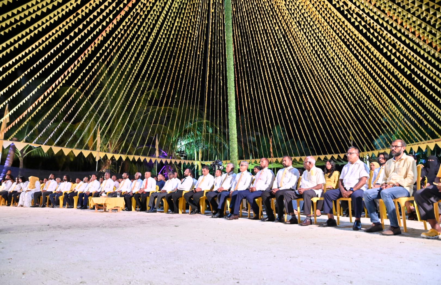 ރައީސް ދެ ވަނަ ދައުރަކަށް ކުރައްވާ ކެމްޕޭންގައި ގަމުގައި ބޭއްވި ޖަލްސާގައި ގިނަ ބަޔަކު ބައިވެރިވަނީ. -- ފޮޓޯ | އެމްޑީޕީ