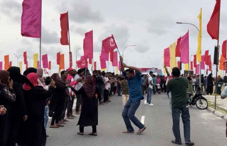 މުއިއްޒު ދުވާފަރަށް ވަޑައިގަތުމުން ރަށް ކެކިއަރައިފި!