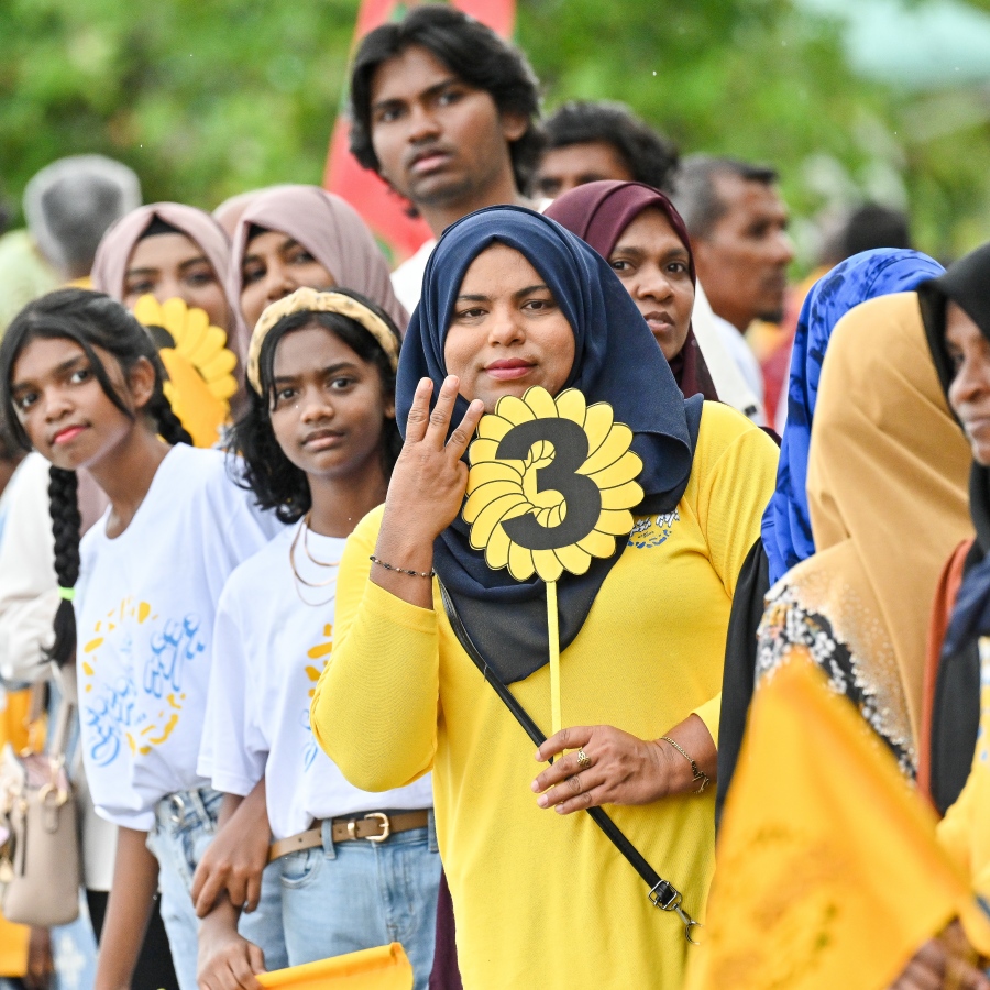 އެމްޑީޕީގެ ރިޔާސީ ކެންޑިޑޭޓް ރައީސް އިބްރާހިމް މުހައްމަދު ސޯލިހު ގދ. ތިނަދުއަށް ވަޑައިގަތުމުން އެމަނިކުފާނަށް މަރުހަބާ ކިޔުމަށް ނުކުމެ ތިބި ބަޔަކު.-- ފޮޓޯ: ފަޔާޒް މޫސާ | މިހާރު