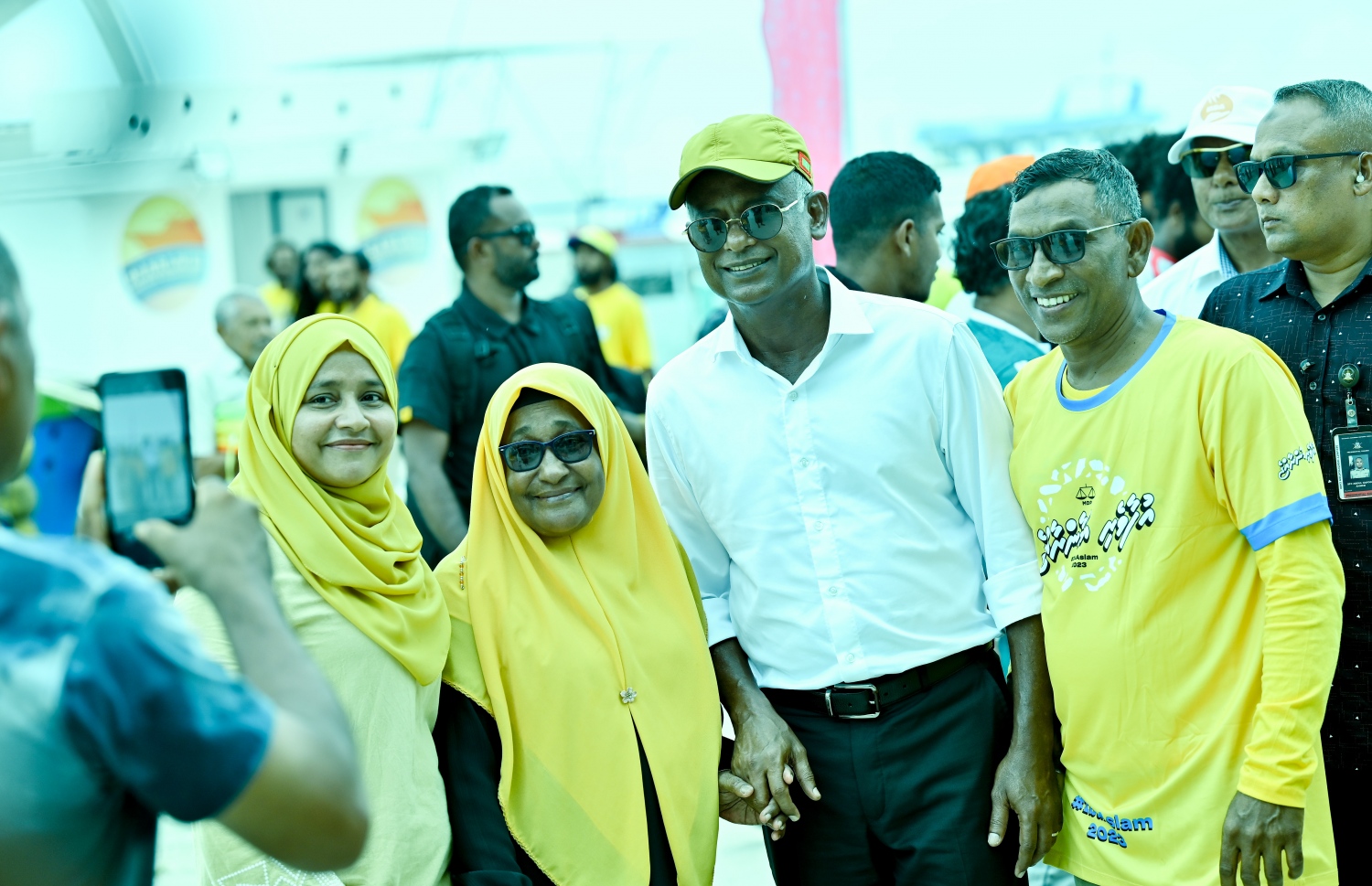 އެމްޑީޕީގެ ރިޔާސީ ކެންޑިޑޭޓް ރައީސް އިބްރާހިމް މުހައްމަދު ސޯލިހު ކުރެންދު އަށް ވަޑައިގެން ބަޔަކާ އެކު ފޮޓޯއެއް ނަންގަވަނީ.---ފޮޓޯ: ޕީޕީއެމް