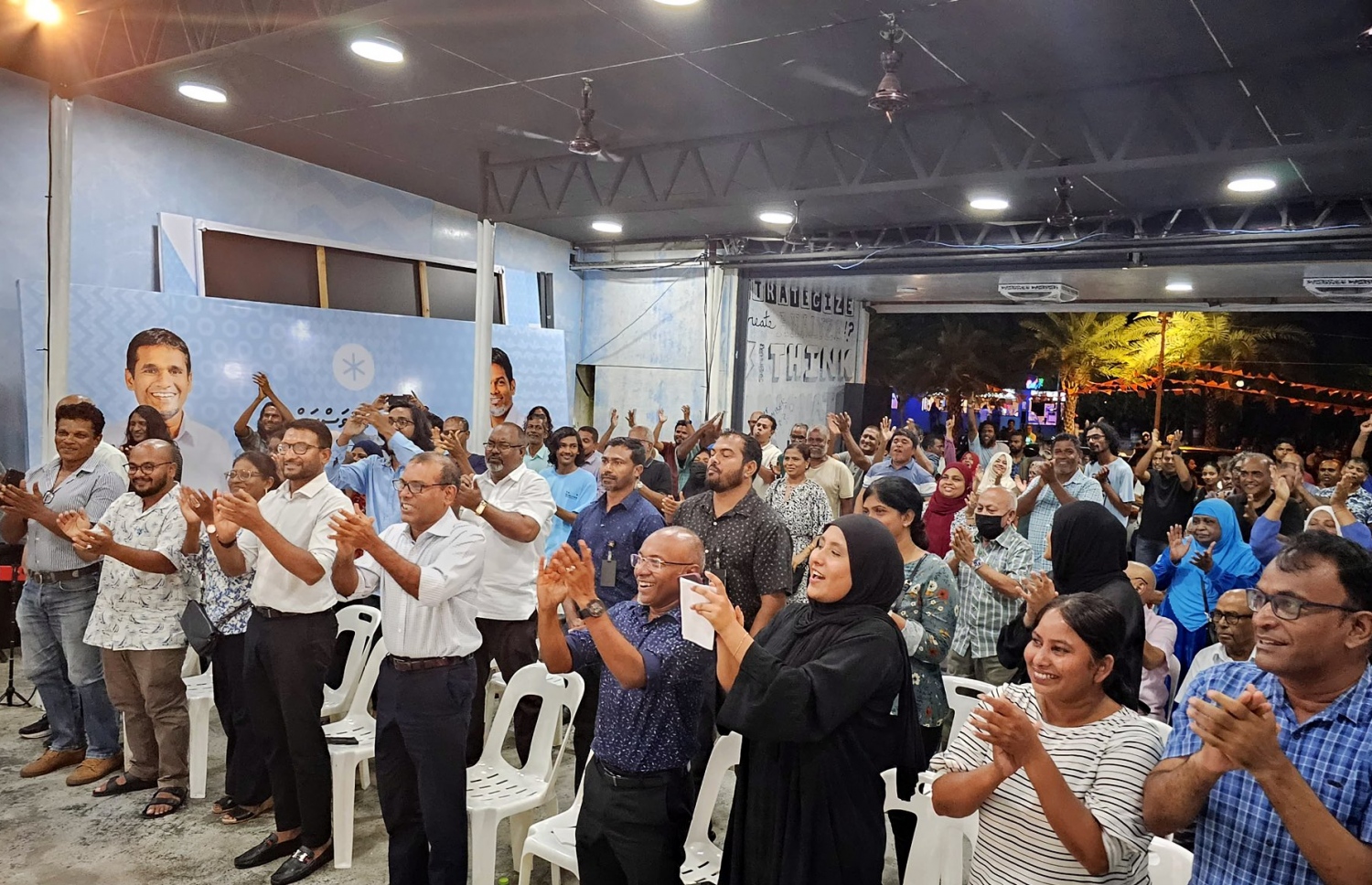 ޑިމޮކްރެޓްސްގެ ހަރުގެ ޖަލްސާގައި ޕާޓީގެ ސަޕޯޓަރުން. -- ފޮޓޯ: ލޫކަސް