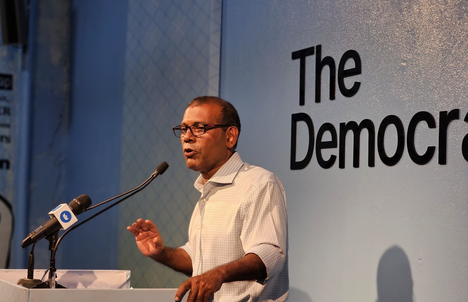 ޑިމޮކްރެޓްސްގެ ހަރުގެ ޖަލްސާގައި ރައްޔިތުންގެ މަޖިލީހުގެ ރައީސް މުހައްމަދު ނަޝީދު ވާހަކަ ދައްކަވަނީ. -- ފޮޓޯ: ލޫކަސް