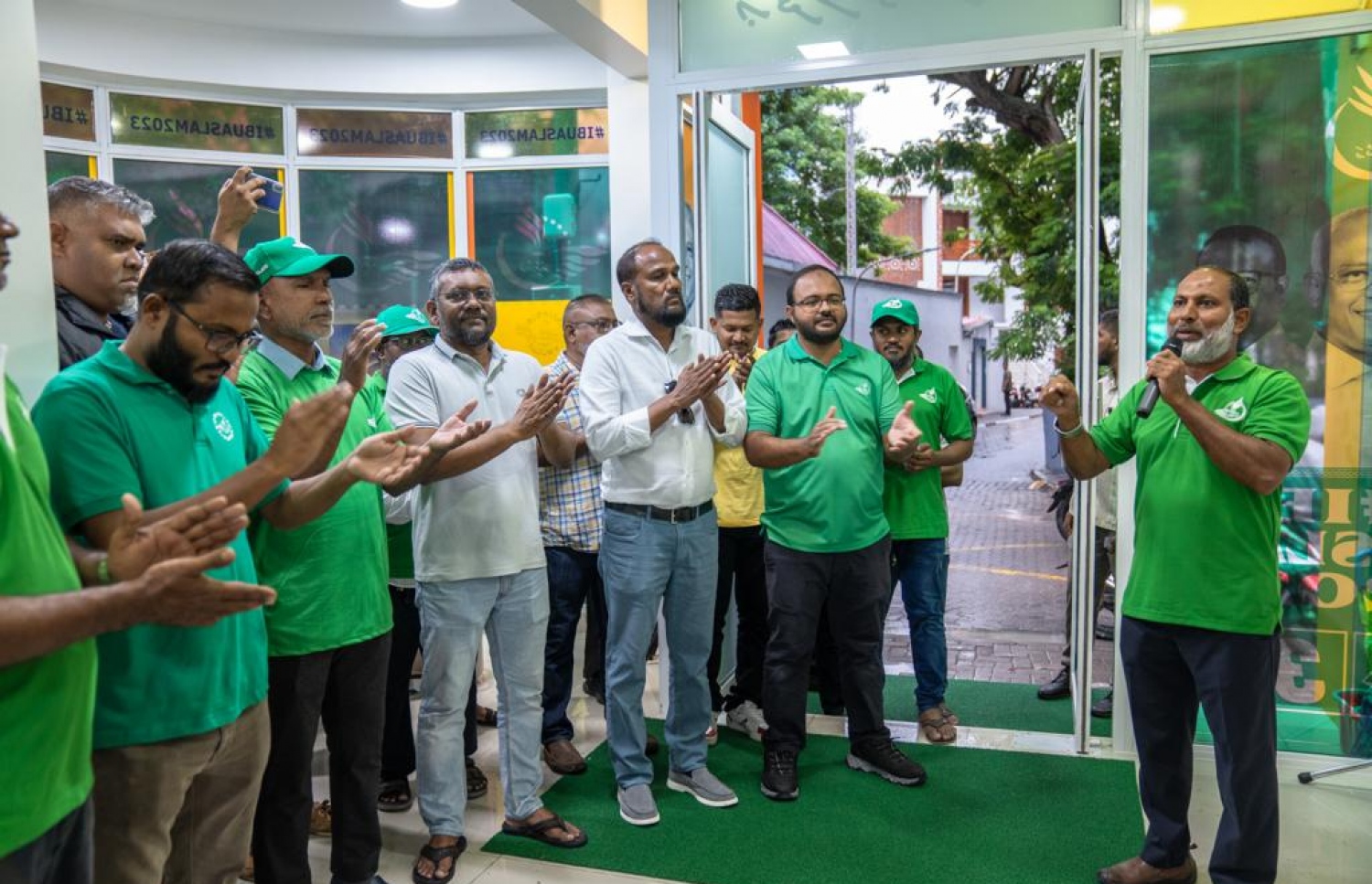 ޖަސްޓިސް ބިލްޑިންގް ކުރިމަތީގައި ހެދި އަދާލަތު ފެންޑާ ޖަގަހަ ހުޅުވުމުގެ ރަސްމިއްޔާތުގައި އެ ޕާޓީގެ ރައީސް އިމްރާން އިއްޔެ ހަވީރު ވާހަކަ ދައްކަވަނީ.---ފޮޓޯ: އަދާލަތު ޕާޓީ