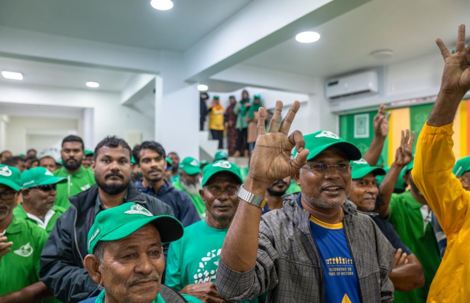 އަދާލަތު ޕާޓީގެ އަދާލަތު ފެންޑާ ޖަގަހަ ހުޅުވުމުގެ ހަފުލާ އަށް ދިޔަ ބައެއް މީހުން.---ފޮޓޯ: އަދާލަތު ޕާޓީ