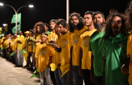 Hundreds of MDP supporters came out to Makunudhoo harbor to gree President Ibrahim Mohamed Solih-- Photo: MDP