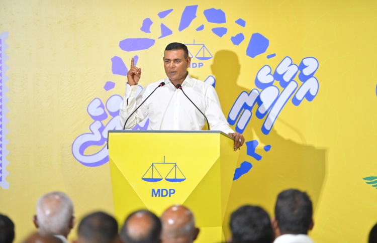 ގާސިމަށް ސިޔާމް ގޮވާލީ ރައީސްގެ ފަހަތަށް އަރަން