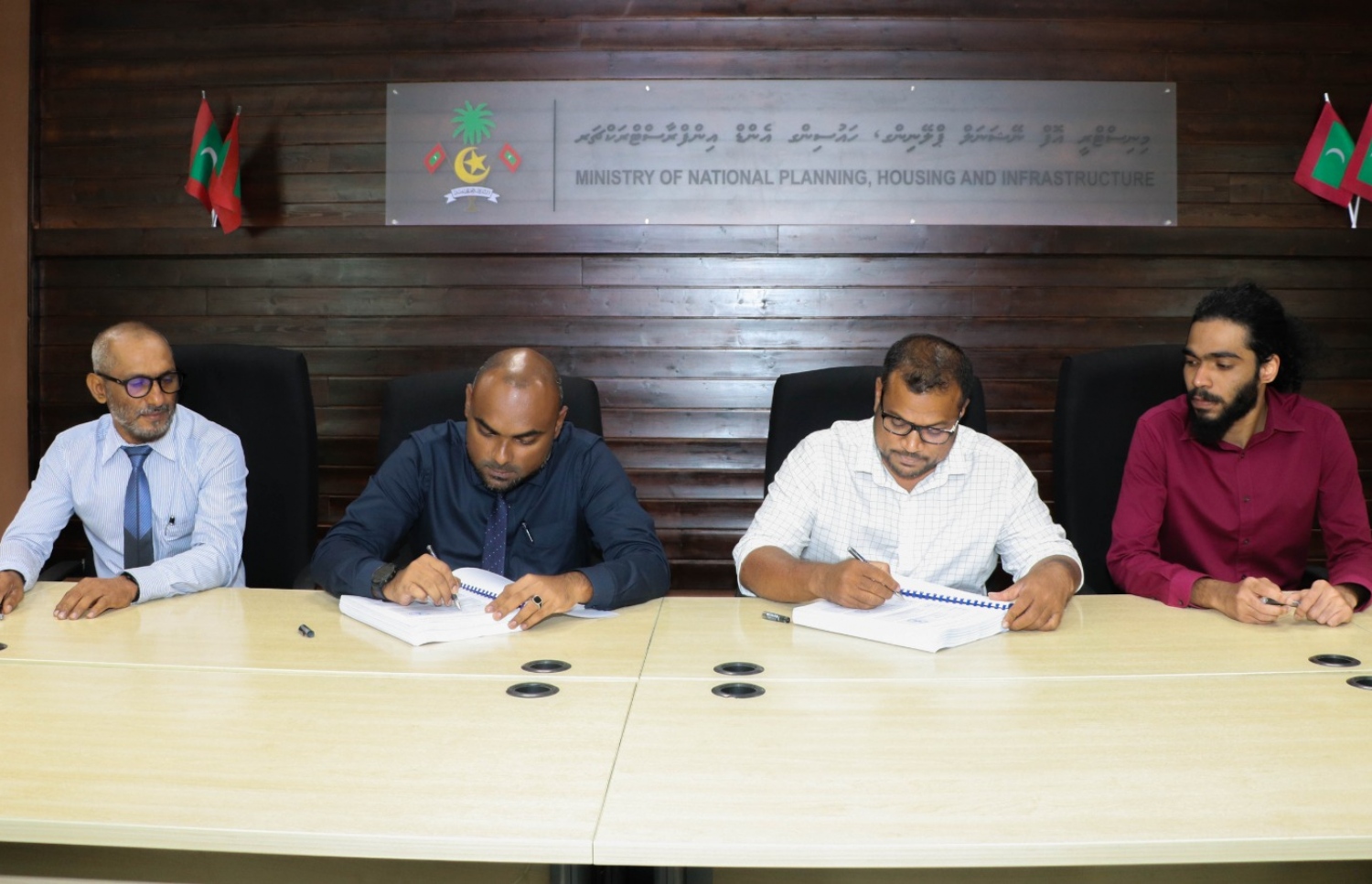 ރަސަްދޫގައި ހައުސިންގް ޔުނިޓް އެޅުމަށް އެސްޖޭއާ ހަވާޅުކުރުމަށް ސޮއި ކުރަނީ.-- ފޮޓޯ: ހައުސިން މިނިސްޓްރީ