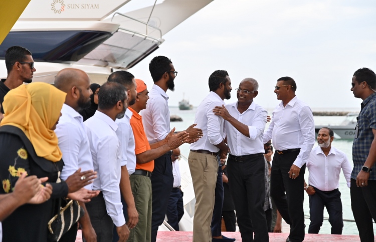 ރައީސްގެ ފަހަތުގައި ކުޅުދުއްފުށި އޮތްކަން ދައްކާލައިފި