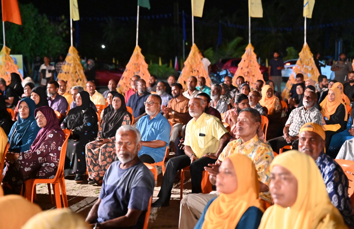 އެމްޑީޕީގެ ރިޔާސީ ކެންޑިޑޭޓް ރައީސް އިބްރާހިމް މުހައްމަދު ސޯލިހު ކެމްޕެއިނަށް ހދ. ކުޅުދުއްފުށީގައި ބޭއްވި ޖަލްސާގައި ސަޕޯޓަރުން ބައިވެރިވަނީ.-- ފޮޓޯ: އެމްޑީޕީ