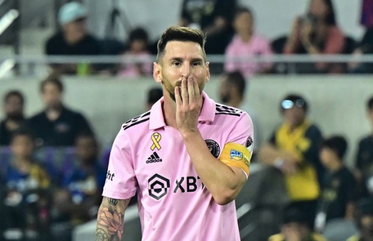 މެސީ ބަލަން ސެލްބްރިޓީން ވަދެ ސްޓޭޑިއަމް ފުރާލައިފި