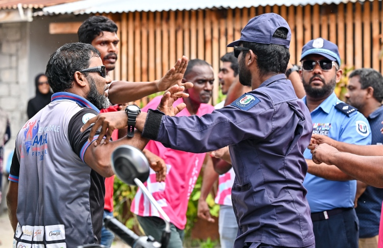 މުއިއްޒު މަތިވެރިއަށް ވަޑައިގެންނެވިވަގުތު ހަމަނުޖެހުމެއް