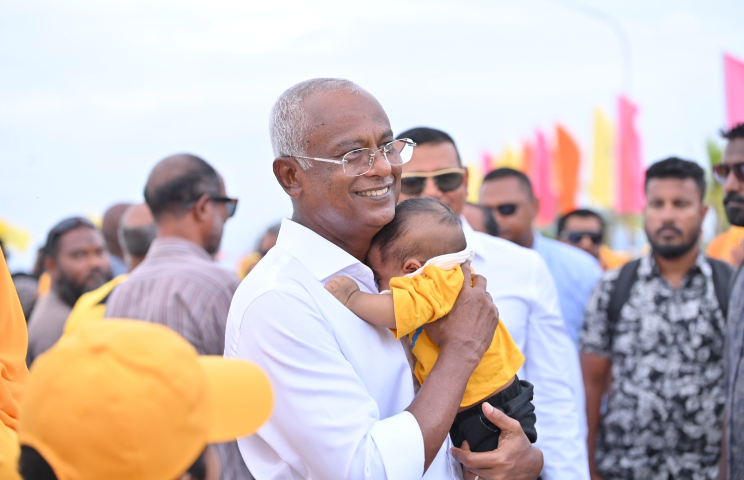 ރިޔާސީ އިންތިހާބުގެ ކެމްޕެއިންގެ ތެރެއިން ރައީސް އިބްރާހިމް މުހައްމަދު ސޯލިހު ހދ. ކުޅުދުއްފުށްޓަށް ކުރެއްވި ދަތުރުފުޅުގައި އެ ރަށުން އެމަނިކުފާނަށް މަރުހަބާ ކިޔަން ގެންދިޔަ ކުޑަކުއްޖަކު އުރާލައިގެން.-- ފޮޓޯ: އެމްޑީޕީ
