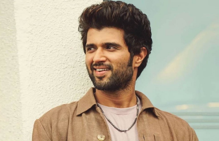 ދެކުނު އިންޑިއާގެ ސިނަމާގައި އަދި ބޮލީވުޑްގައި ވެސް މަޝްހޫރު އެކްޓަރު ވިޖޭ ދޭވަރަކޮންޑާ.