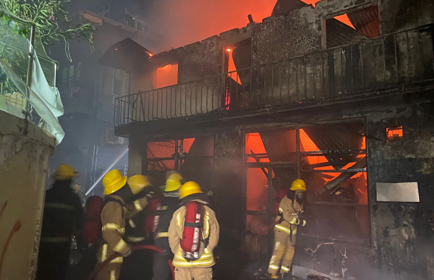 ވެގާ ޕޮއިންޓް ފިހާރައިގައި ރޯވި އަލިފާންގަނޑު ނިއްވަން ސިފައިންގެ ފަޔާމަނުން މަސައްކަތް ކުރަނީ.---ފޮޓޯ: އެމްއެންޑީއެފް