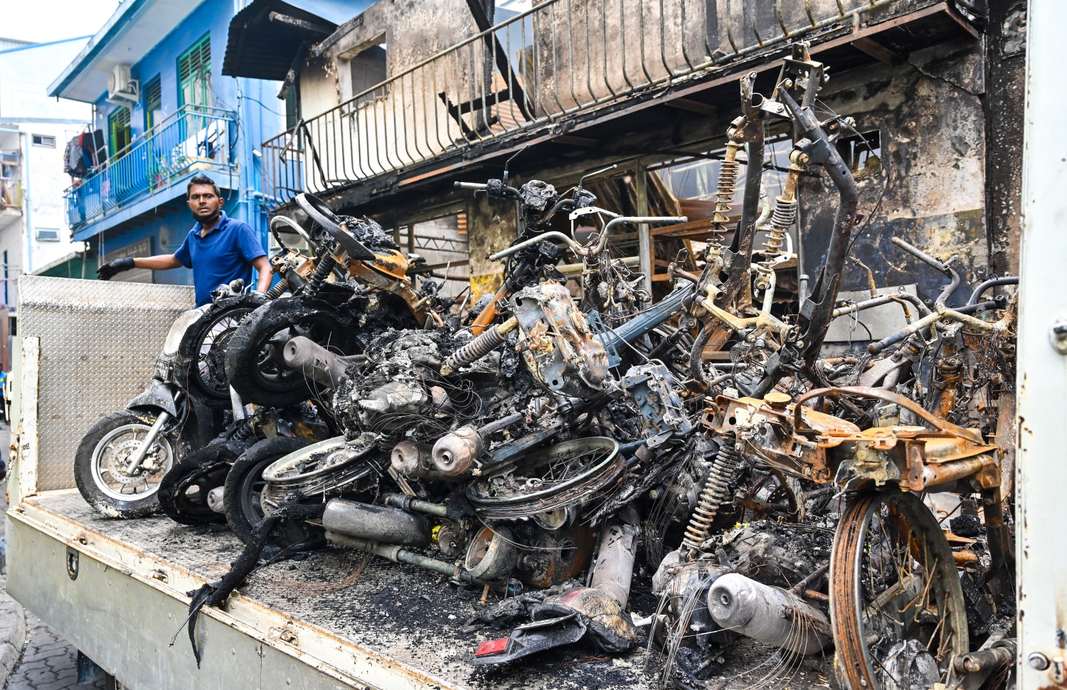 ވެގާ ޕޮއިންޓު ކައިރީ ހުރި ސައިކަލުތަކެއްގައި ރޯވެފައި. އެ ހާދިސާގައި ޕާކުކޮށްފައި ހުރި ގިނަ ސައިކަލްތަކެއް ވަނީ ހަލާކުވެފައި-- ފޮޓޯ: ނިޝާން އަލީ / މިހާރު