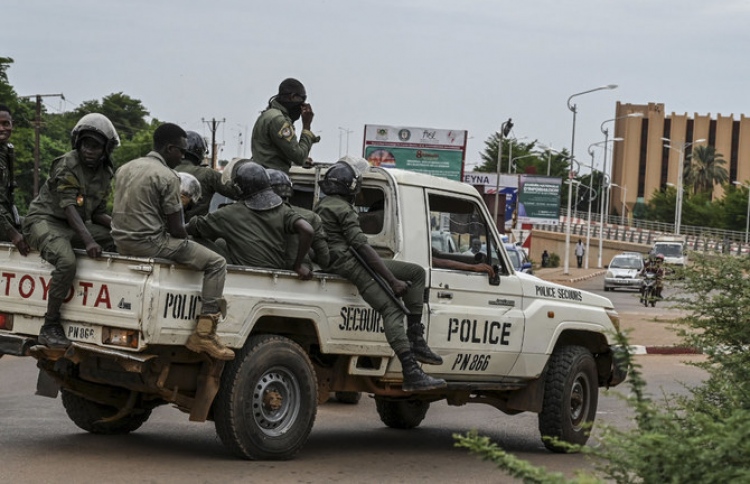 ނައިޖަރުން ފަރަންސޭސި ސިފައިން ބޭލުމަށް މަޝްވަރާކުރަނީ