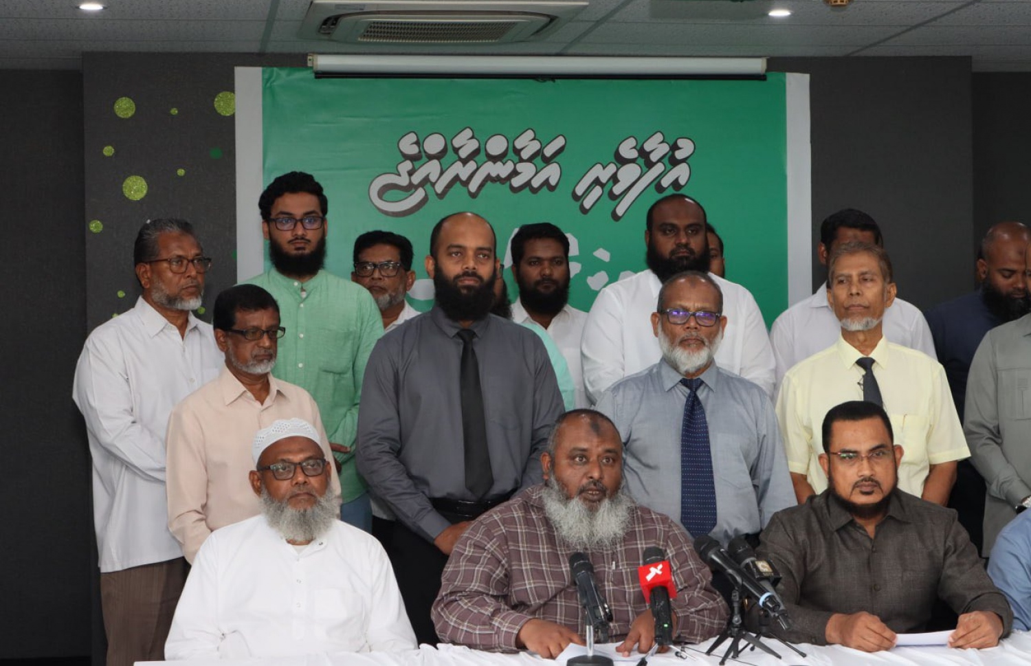 އަދާލަތު ޕާޓީގެ ދީނީ އިލްމުވެރިން ބޭއްވި ނިއުސް ކޮންފަރެންސް.-- ފޮޓޯ: އަދާލަތު ޕާޓީ