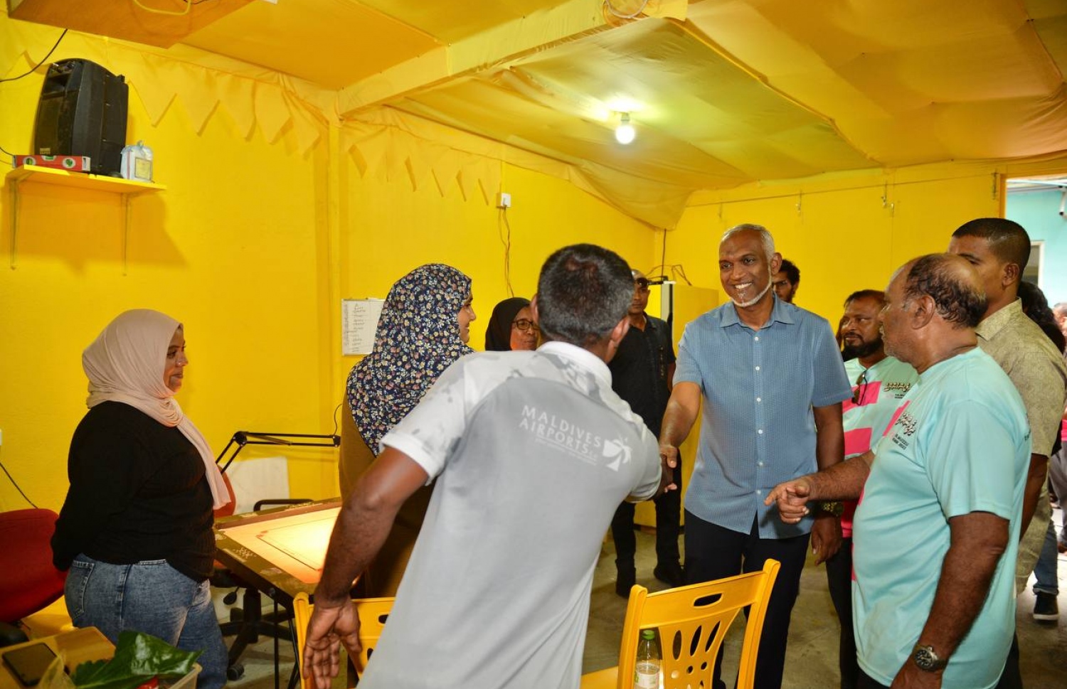 މުއިއްޒު މިއަދު މާލޭގައި ކެމްޕެއިން ކުރައްވަން އެމްޑީޕީގެ ސަޕޯޓަރުންތަކަކާ ސަލާން ކުރައްވަނީ.---ފޮޓޯ: ޕީޕީއެމް