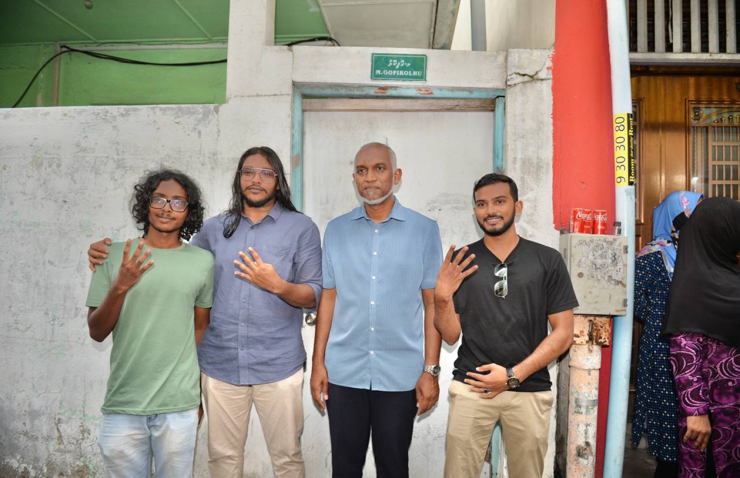 މުއިއްޒަށް ތާއީދުކުރާ ޒުވާނުންތަކަކާ އެކު ފޮޓޯއެއް ނަންގަވަނީ.---ފޮޓޯ: ޕީޕީއެމް