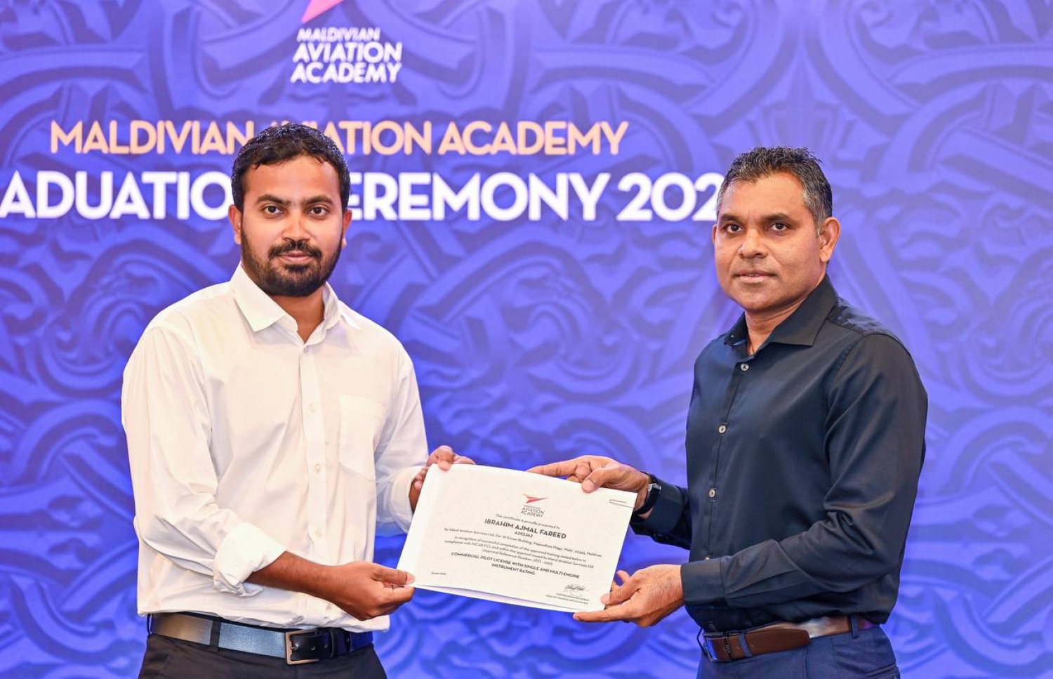 ގްރެޖުއޭޓްވި ޕައިލަޓަކަށް ނައިިބު ރައީސް ސެޓްފިކެޓު ހަވާލުކުައްވަނީ. -- ފޮޓޯ: ފަޔާޒް މޫސާ | މިހާރު