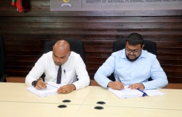 Director General of Housing Department Ahmed Vishan Naseem (left) and Managing Director of Citramas Heavy Industries in JP with Beaver Builders Company Musthaq Ibrahim signs the contract. -- Photo: Planning Ministry