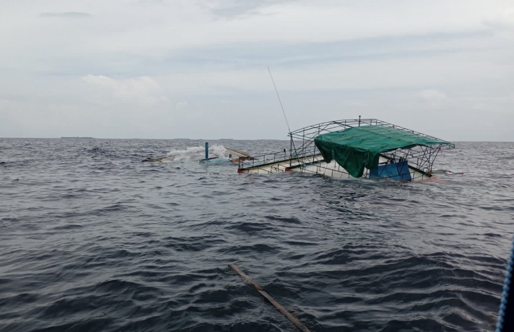 13 މީހުންނާއެކު ބ. އަތޮޅަށް ދިޔަ ދޯންޏެއް އަޑިއަށް