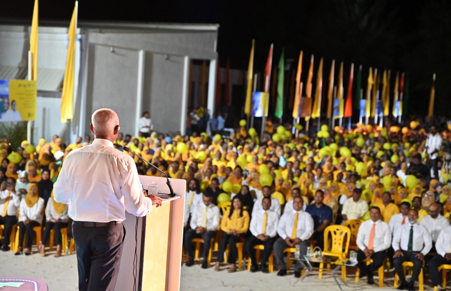 އައްޑޫގައި މިރޭ ބޭއްވި ޖަލްސާގައި ރައީސް ވާހަކަ ދައްކަވަނީ --- ފޮޓޯ/މިހ