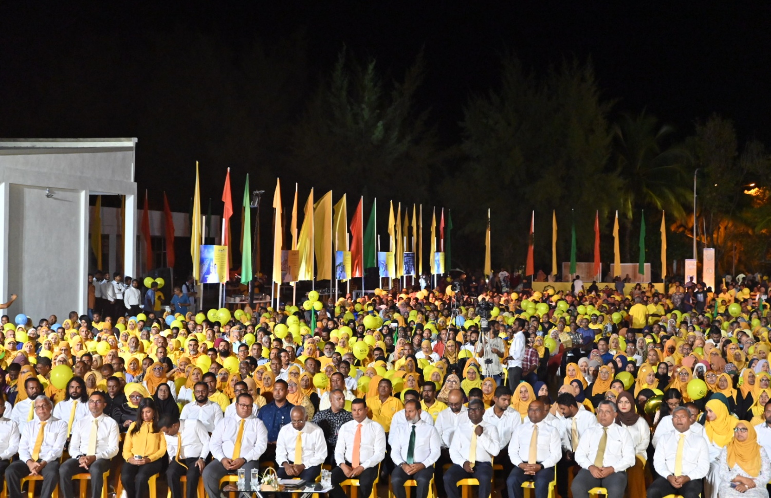 "އުފާވެރި އައްޑޫ" ޖަލްސާގެ ތެރެއިން: އެއްބުރުން އިންތިހާބު ކާމިޔާބުވާނެކަން ކަށަވަރުވެއްޖެ ކަމަށް ރައީސް ވިދާޅުވި