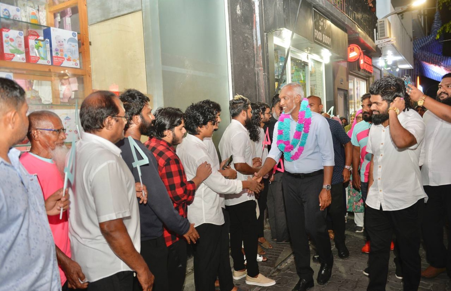 މާލޭގައި ކެމްޕެއިން ޖަގަހައް ހުޅުވަން ރޭ ބޭއްވި ހަފުލާއަކަށް މުއިއްޒު ވަޑައިގެން ޒުވާނުންތަކަކާ ސަލާން ކުރައްވަނީ.---ފޮޓޯ: ޕީޕީއެމް