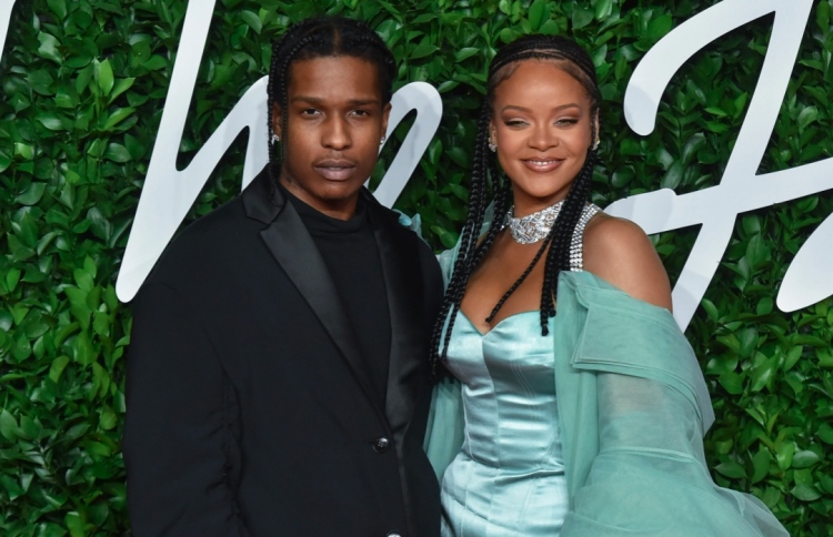 ރިއާނާ އާއި ރޮކީގެ ދަރިފުޅަށް ކިޔާ ނަން ހާމަވެއްޖެ