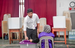 PPM/PNC coalition candidate Dr. Mohamed Muizzu's running mate, Faresmaathoda MP Hussain Mohamed Latheef (Sembe) casts his vote-- Photo: PPM