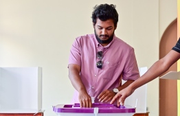 A voter casts his vote in the presidential election-- Photo: Fayaz Moosa | Mihaaru