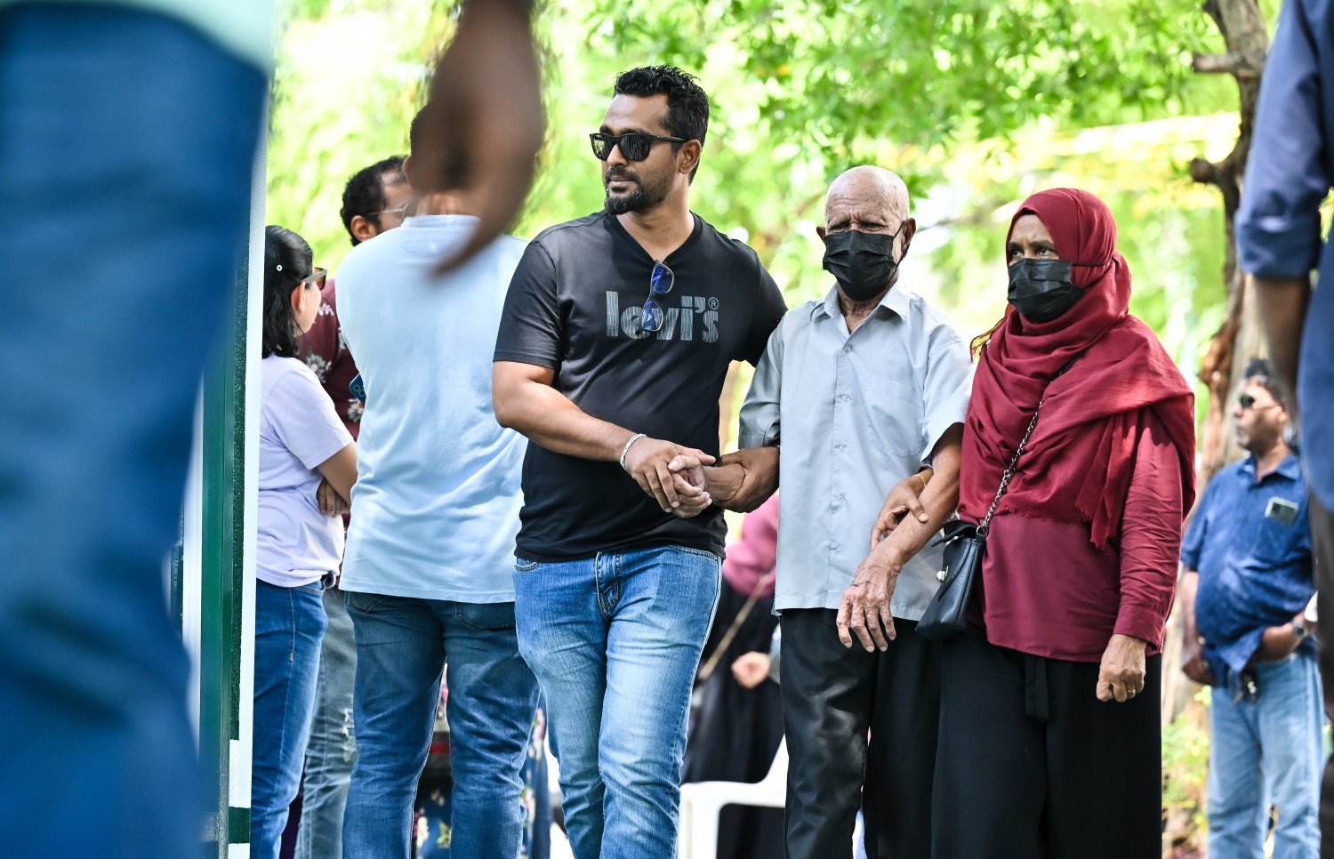 ރިޔާސީ އިންތިހާބުގައި ވޯޓުލުމަށް ބަޔަކު ވޯޓުލާ މަރުކަޒަށް ވަންނަނީ.-- ފޮޓޯ: ފަޔާޒް މޫސާ /މިހާރު