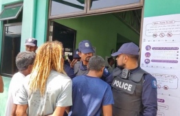 The police closed the door of the polling station after a group of people gathered near the Rasdhoo polling booth created a disturbance--